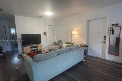Casa en alquiler en Miami, Florida, 3 dormitorios, 100.71 m2 № 1818514 - foto 9