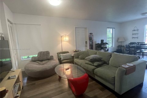 Casa en alquiler en Miami, Florida, 3 dormitorios, 100.71 m2 № 1818514 - foto 10