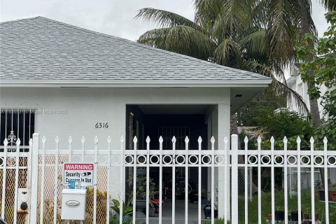 Casa en alquiler en Miami, Florida, 3 dormitorios, 100.71 m2 № 1818514 - foto 2