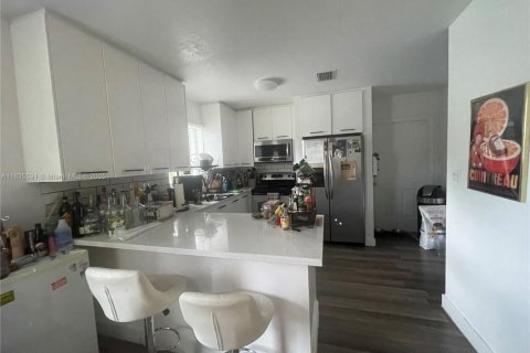 Casa en alquiler en Miami, Florida, 3 dormitorios, 100.71 m2 № 1818514 - foto 4