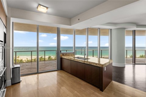Condominio en venta en Bal Harbour, Florida, 3 dormitorios, 252.79 m2 № 2055568 - foto 16