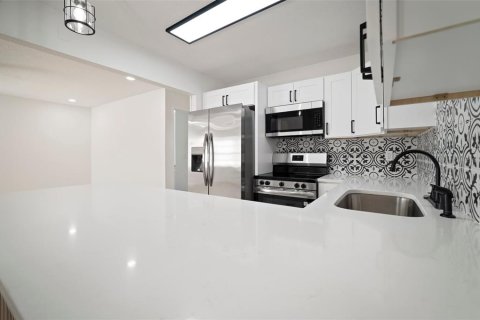 House in Tampa, Florida 3 bedrooms, 122.26 sq.m. № 1759868 - photo 7