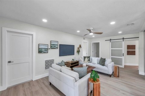 House in Saint Petersburg, Florida 3 bedrooms, 118.36 sq.m. № 1609161 - photo 4