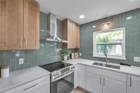 House in Saint Petersburg, Florida 3 bedrooms, 118.36 sq.m. № 1609161 - photo 10