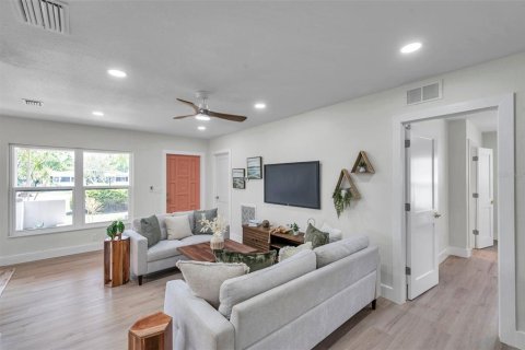 House in Saint Petersburg, Florida 3 bedrooms, 118.36 sq.m. № 1609161 - photo 5