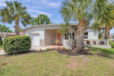 House in Saint Petersburg, Florida 3 bedrooms, 118.36 sq.m. № 1609161 - photo 1