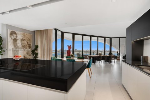 Condo in Miami, Florida, 4 bedrooms  № 1936983 - photo 7