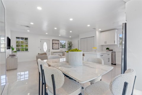 House in Deerfield Beach, Florida 3 bedrooms, 125.98 sq.m. № 2040523 - photo 8