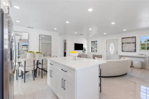 House in Deerfield Beach, Florida 3 bedrooms, 125.98 sq.m. № 2040523 - photo 7