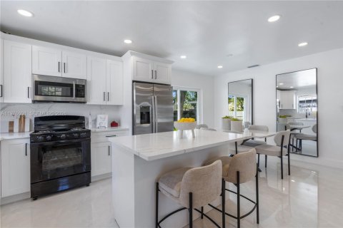 House in Deerfield Beach, Florida 3 bedrooms, 125.98 sq.m. № 2040523 - photo 5