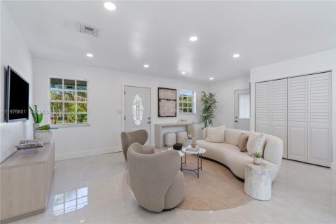 House in Deerfield Beach, Florida 3 bedrooms, 125.98 sq.m. № 2040523 - photo 3