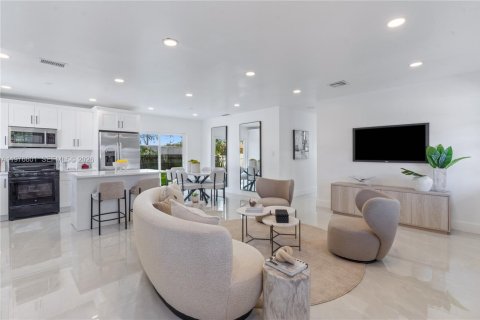 House in Deerfield Beach, Florida 3 bedrooms, 125.98 sq.m. № 2040523 - photo 2