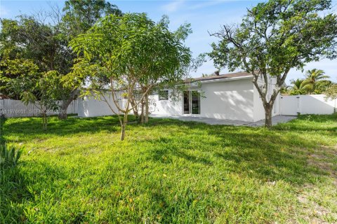 House in Deerfield Beach, Florida 3 bedrooms, 125.98 sq.m. № 2040523 - photo 19