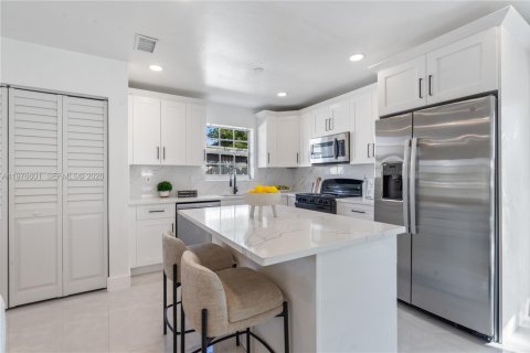 House in Deerfield Beach, Florida 3 bedrooms, 125.98 sq.m. № 2040523 - photo 6