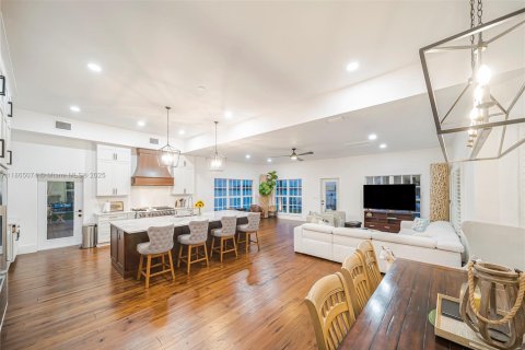 House in Jupiter, Florida 5 bedrooms, 314.47 sq.m. № 1922485 - photo 17