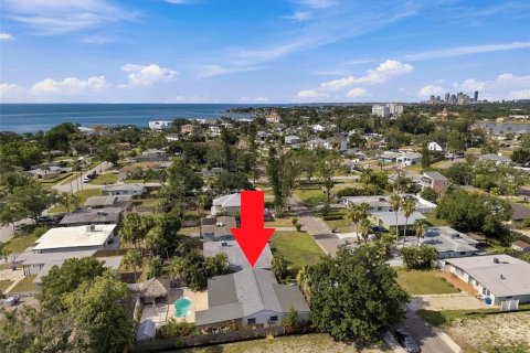 House in Saint Petersburg, Florida 3 bedrooms, 183.95 sq.m. № 2220483