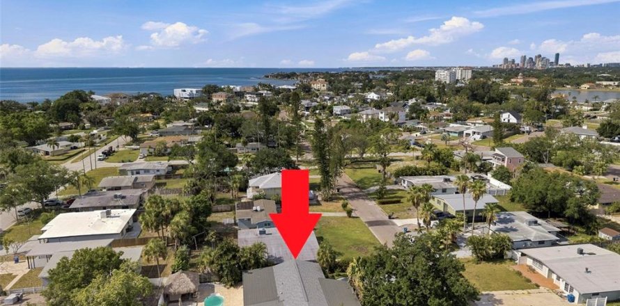 House in Saint Petersburg, Florida 3 bedrooms, 183.95 sq.m. № 2220483