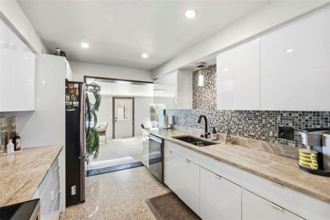 House in Saint Petersburg, Florida 3 bedrooms, 183.95 sq.m. № 2220483 - photo 18