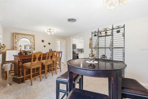 House in Saint Petersburg, Florida 3 bedrooms, 183.95 sq.m. № 2220483 - photo 15