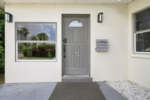House in Saint Petersburg, Florida 3 bedrooms, 183.95 sq.m. № 2220483 - photo 6