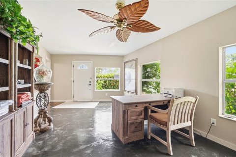 House in Saint Petersburg, Florida 3 bedrooms, 183.95 sq.m. № 2220483 - photo 9
