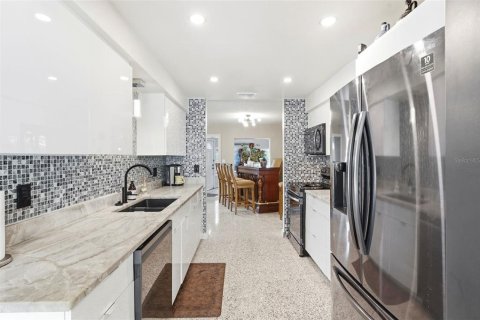House in Saint Petersburg, Florida 3 bedrooms, 183.95 sq.m. № 2220483 - photo 23