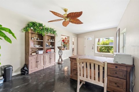 House in Saint Petersburg, Florida 3 bedrooms, 183.95 sq.m. № 2220483 - photo 10