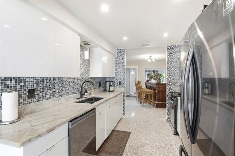 House in Saint Petersburg, Florida 3 bedrooms, 183.95 sq.m. № 2220483 - photo 22