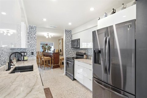 House in Saint Petersburg, Florida 3 bedrooms, 183.95 sq.m. № 2220483 - photo 24