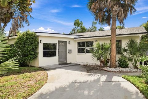 House in Saint Petersburg, Florida 3 bedrooms, 183.95 sq.m. № 2220483 - photo 5