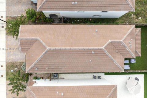House in Miami, Florida 5 bedrooms, 207.45 sq.m. № 1695794 - photo 7