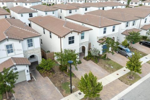 House in Miami, Florida 5 bedrooms, 207.45 sq.m. № 1695794 - photo 4