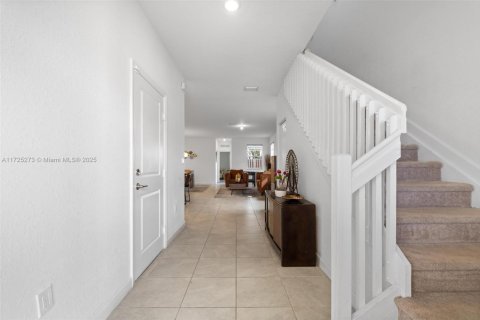 House in Miami, Florida 5 bedrooms, 207.45 sq.m. № 1695794 - photo 18