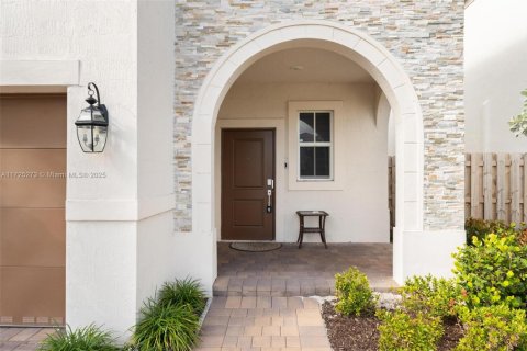 House in Miami, Florida 5 bedrooms, 207.45 sq.m. № 1695794 - photo 5
