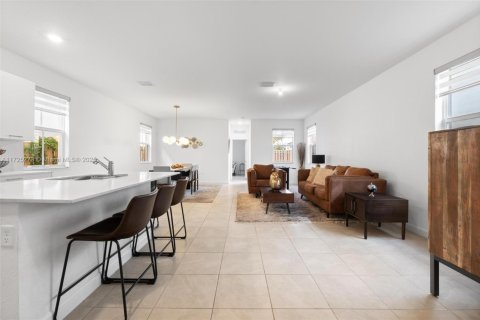House in Miami, Florida 5 bedrooms, 207.45 sq.m. № 1695794 - photo 20