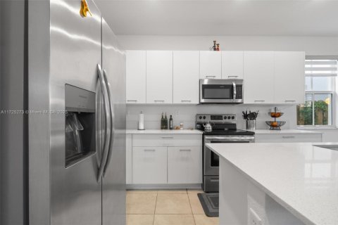 House in Miami, Florida 5 bedrooms, 207.45 sq.m. № 1695794 - photo 25