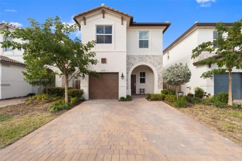 House in Miami, Florida 5 bedrooms, 207.45 sq.m. № 1695794 - photo 1
