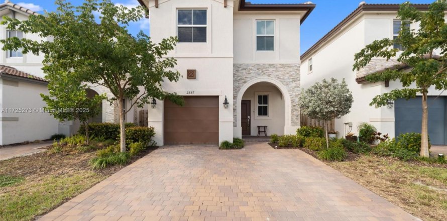 House in Miami, Florida 5 bedrooms, 207.45 sq.m. № 1695794
