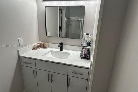 Touwnhouse à vendre à Tamarac, Floride: 2 chambres, 133.78 m2 № 2001210 - photo 4