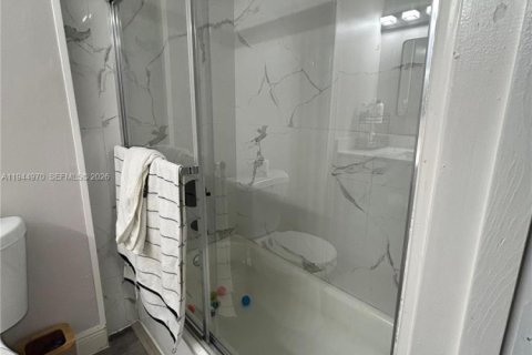 Touwnhouse à vendre à Tamarac, Floride: 2 chambres, 133.78 m2 № 2001210 - photo 3