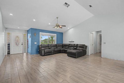 House in Port St. Lucie, Florida 4 bedrooms, 197.32 sq.m. № 2420702 - photo 4