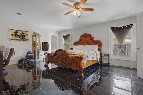 House in Port St. Lucie, Florida 4 bedrooms, 197.32 sq.m. № 2420702 - photo 11
