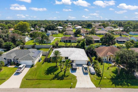 House in Port St. Lucie, Florida 4 bedrooms, 197.32 sq.m. № 2420702 - photo 2
