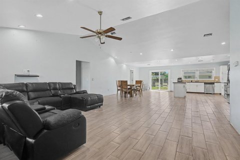 House in Port St. Lucie, Florida 4 bedrooms, 197.32 sq.m. № 2420702 - photo 3