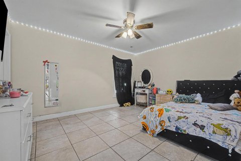 House in Port St. Lucie, Florida 4 bedrooms, 197.32 sq.m. № 2420702 - photo 9