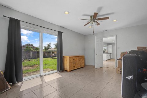 House in Port St. Lucie, Florida 4 bedrooms, 197.32 sq.m. № 2420702 - photo 7