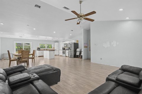 House in Port St. Lucie, Florida 4 bedrooms, 197.32 sq.m. № 2420702 - photo 5