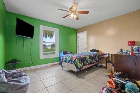 House in Port St. Lucie, Florida 4 bedrooms, 197.32 sq.m. № 2420702 - photo 10