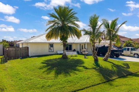House in Port St. Lucie, Florida 4 bedrooms, 197.32 sq.m. № 2420702