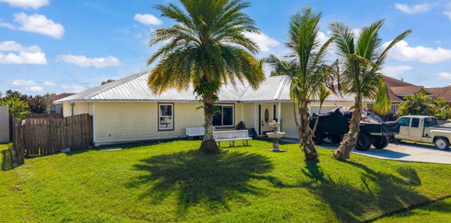 House in Port St. Lucie, Florida 4 bedrooms, 197.32 sq.m. № 2420702